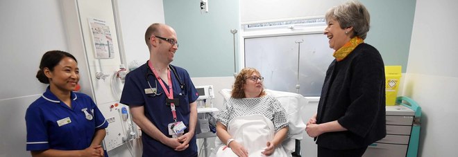 NHS: tempi di attesa nei Pronto Soccorso dilatati fino a 12 ore. La May si scusa con i cittadini