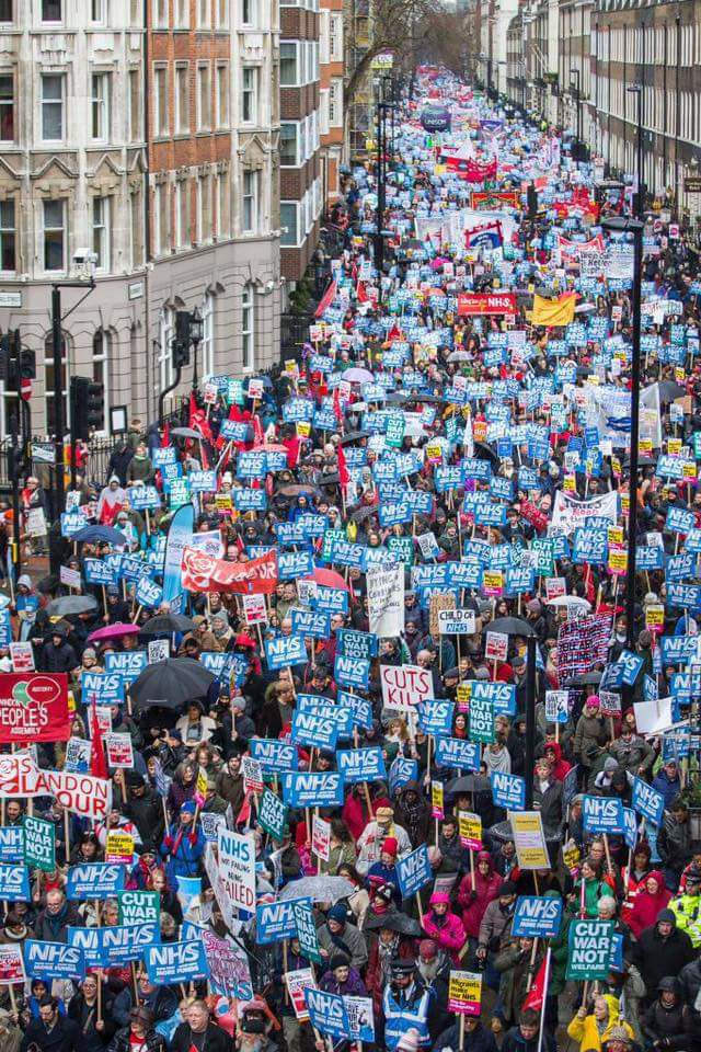 Londra: migliaia di infermieri in piazza per chiedere l'aumento dei salari e difendere l'NHS