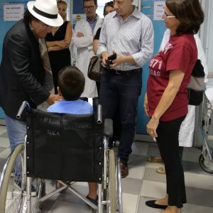 Al Bano Carrisi in visita ai piccoli pazienti dell’ospedale Gaslini di Genova scatta selfies con parenti e operatori