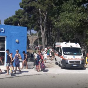 Arresto cardiaco in spiaggia: turista salvato in extremis da due infermieri in vacanza 1