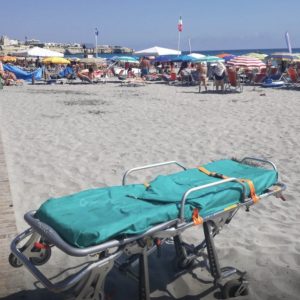 Arresto cardiaco in spiaggia: turista salvato in extremis da due infermieri in vacanza 2