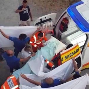 Benigni in dimissione: i professionisti sanitari si offrono di diventare paratie umane contro i fotografi