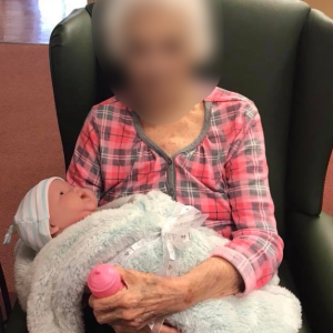 Doll Therapy: una bambola per curare gli anziani affetti da malattia di Alzheimer