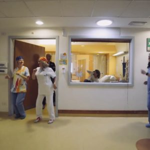 Medici, infermieri e oss del Meyer improvvisano flash mob per rendere felici i piccoli pazienti