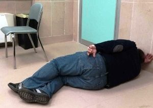 Sassari, niente barelle al pronto soccorso: paziente si sdraia per terra