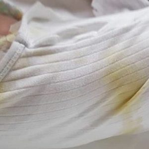 Bimbi legati nelle culle e ricoperti di escrementi: l’infermiera era andata a bere un caffè