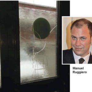 Chiede di poter dormire dentro l’ambulanza, poi prende a sassate gli operatori del 118 1