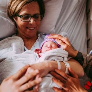 Donna di 61 anni partorisce bimba del figlio gay e di suo marito 1