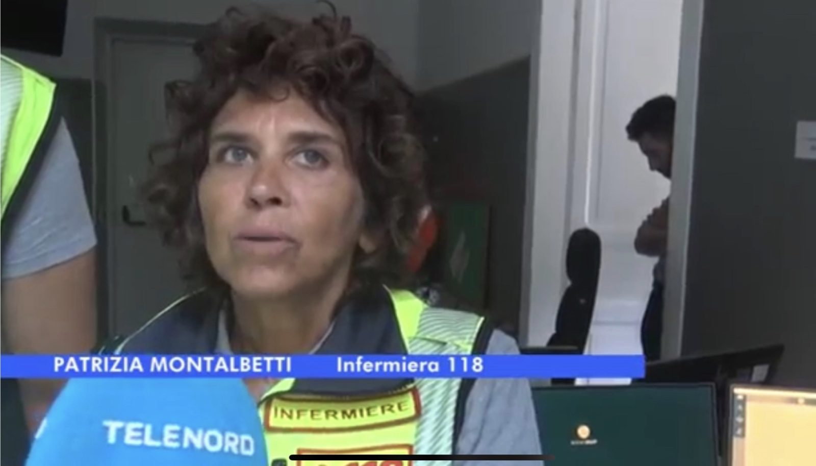 Residente medico che risale un infermiere