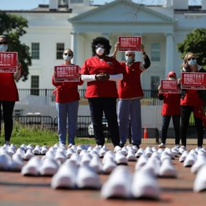 Coronavirus: gli zoccoli degli infermieri morti allineati in segno di protesta davanti alla Casa Bianca 1