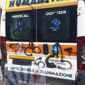 Ambulanza del 118 imbrattata da numerosi disegni osceni durante un’urgenza:“È finita l’epoca degli eroi” 2