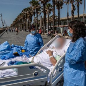Coronavirus: infermieri e medici accompagnano i pazienti in via di guarigione in riva al mare 1
