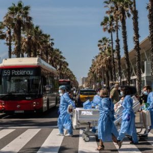 Coronavirus: infermieri e medici accompagnano i pazienti in via di guarigione in riva al mare 2